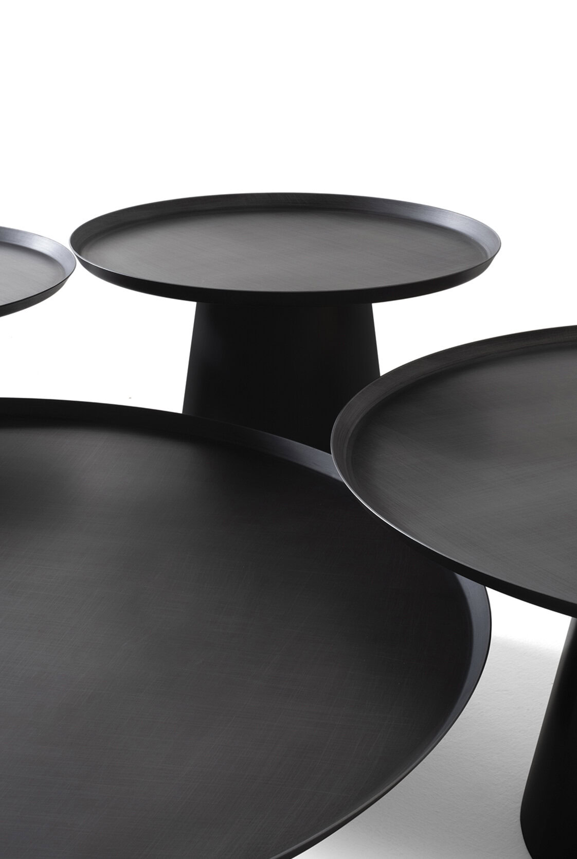 Măsuțe de cafea și măsuțe laterale moderne, negre, elegante, cu design minimalist, perfecte pentru un decor contemporan și elegant al camerei de zi.