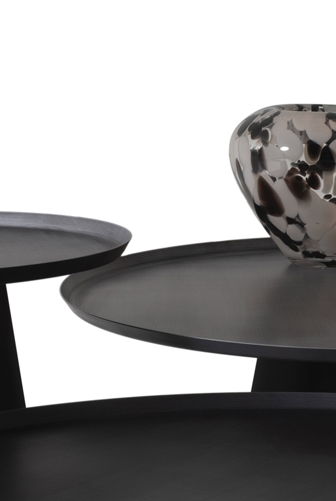 Măsuțe de accent contemporane în culorile negru și gri, cu suprafețe texturate și vaze decorative din ceramică, perfecte pentru decorul modern al camerei de zi.