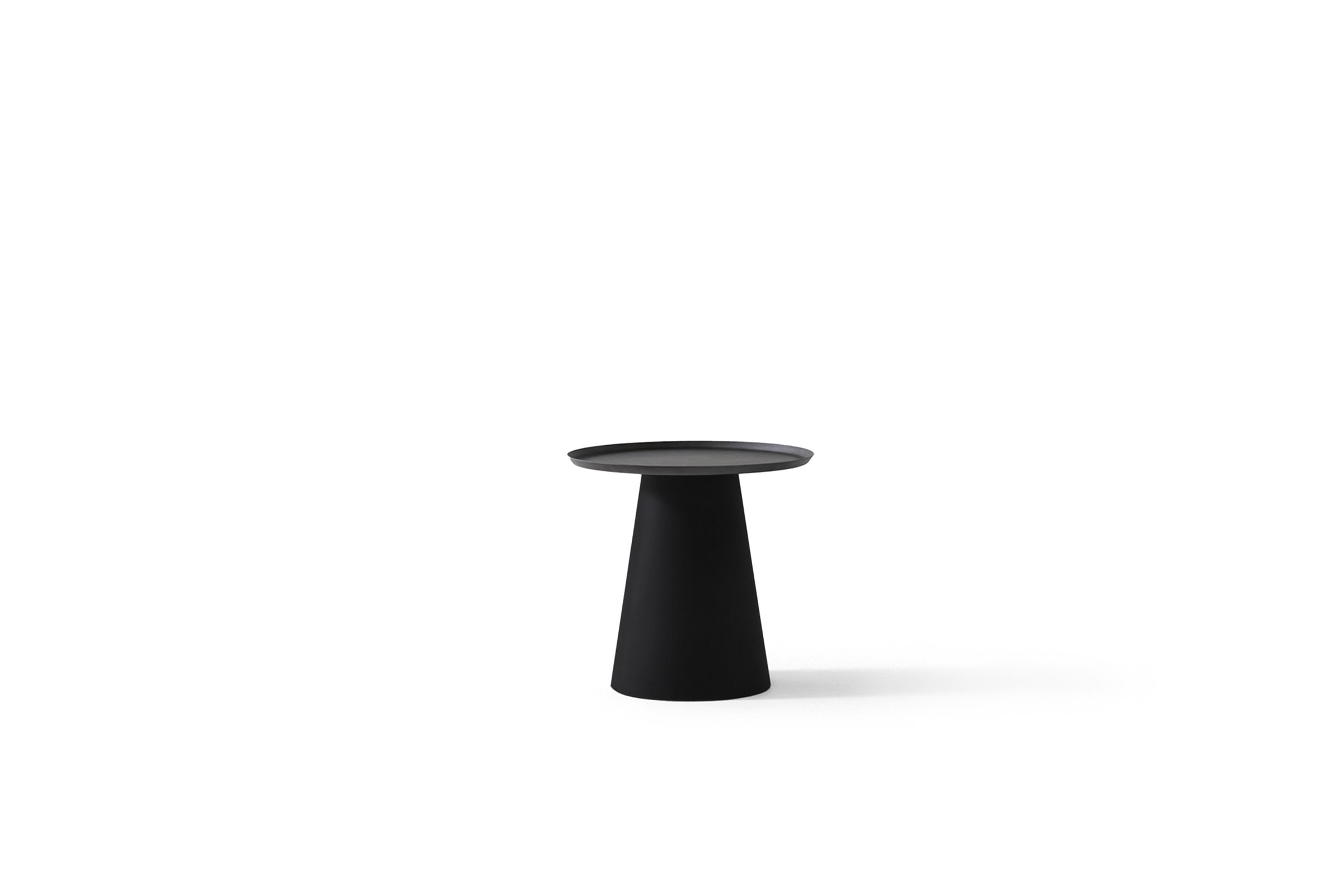 Masă laterală modernă și elegantă, de culoare neagră, cu bază conică și blat rotund, ideală pentru decor contemporan și design interior.