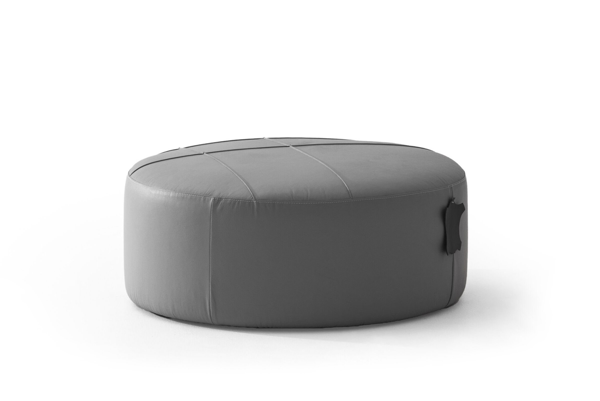 Taburet modern din piele gri, cu cusături și mâner elegante, perfect pentru livinguri contemporane, oferind stil și opțiuni versatile de ședere.